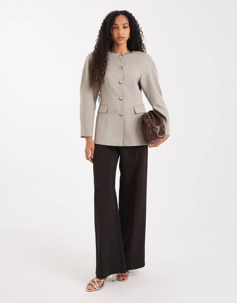 ASOS DESIGN - Taillierter Blazer in Braun mit Fischgrätmuster, hoch angesetzter Knopfleiste und Kokon-Ärmeln-Brown ASOS DESIGN - Taillierter Blazer in Braun mit Fischgrätmuster, hoch angesetzter Knopfleiste und Kokon-Ärmeln-Brown von ASOS DESIGN