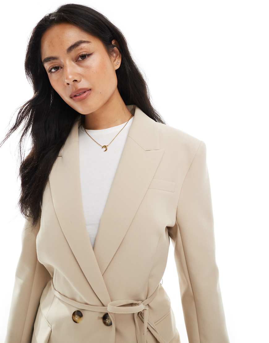 ASOS DESIGN - Taillierter Blazer in Camel mit Bindegürtel-Neutral ASOS DESIGN - Taillierter Blazer in Camel mit Bindegürtel-Neutral von ASOS DESIGN