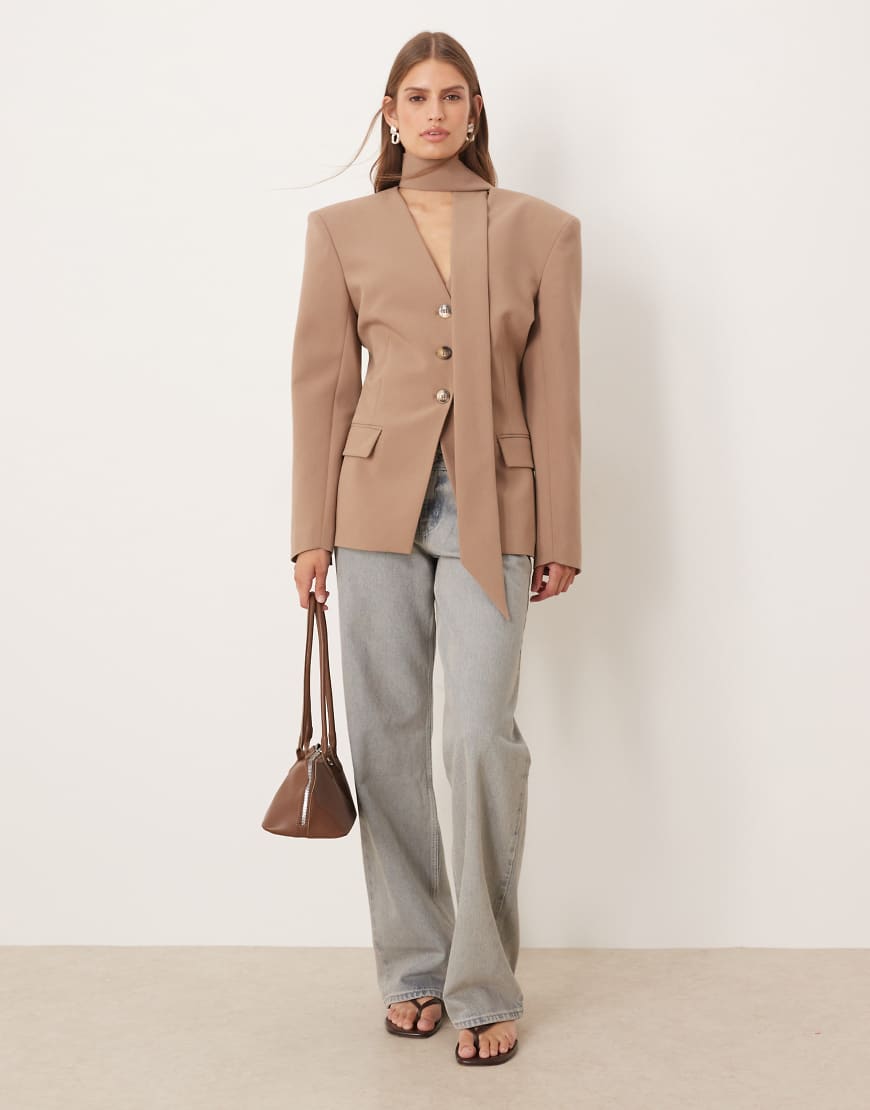 ASOS DESIGN - Taillierter Blazer in Mokka mit Schulterpolstern und Schaldetail, Kombiteil-Brown von ASOS DESIGN