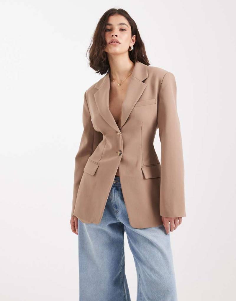 ASOS DESIGN - Taillierter Blazer in Mokkabraun-Neutral von ASOS DESIGN