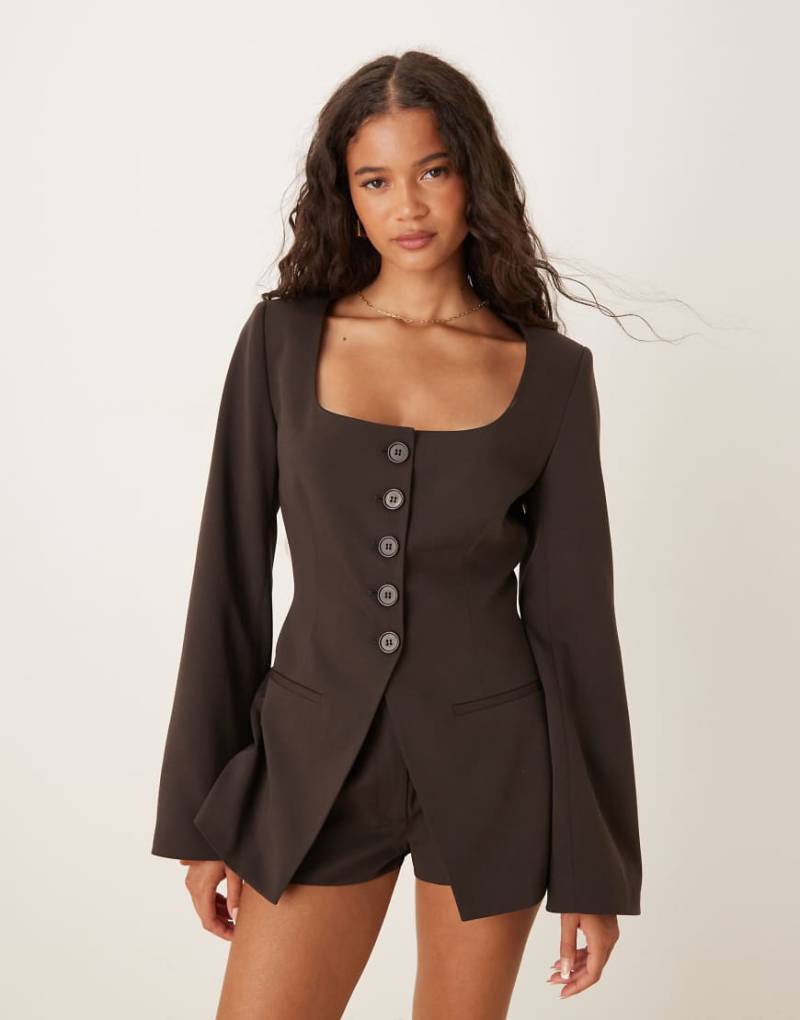 ASOS DESIGN - Taillierter Blazer in Schokobraun mit U-Ausschnitt von ASOS DESIGN