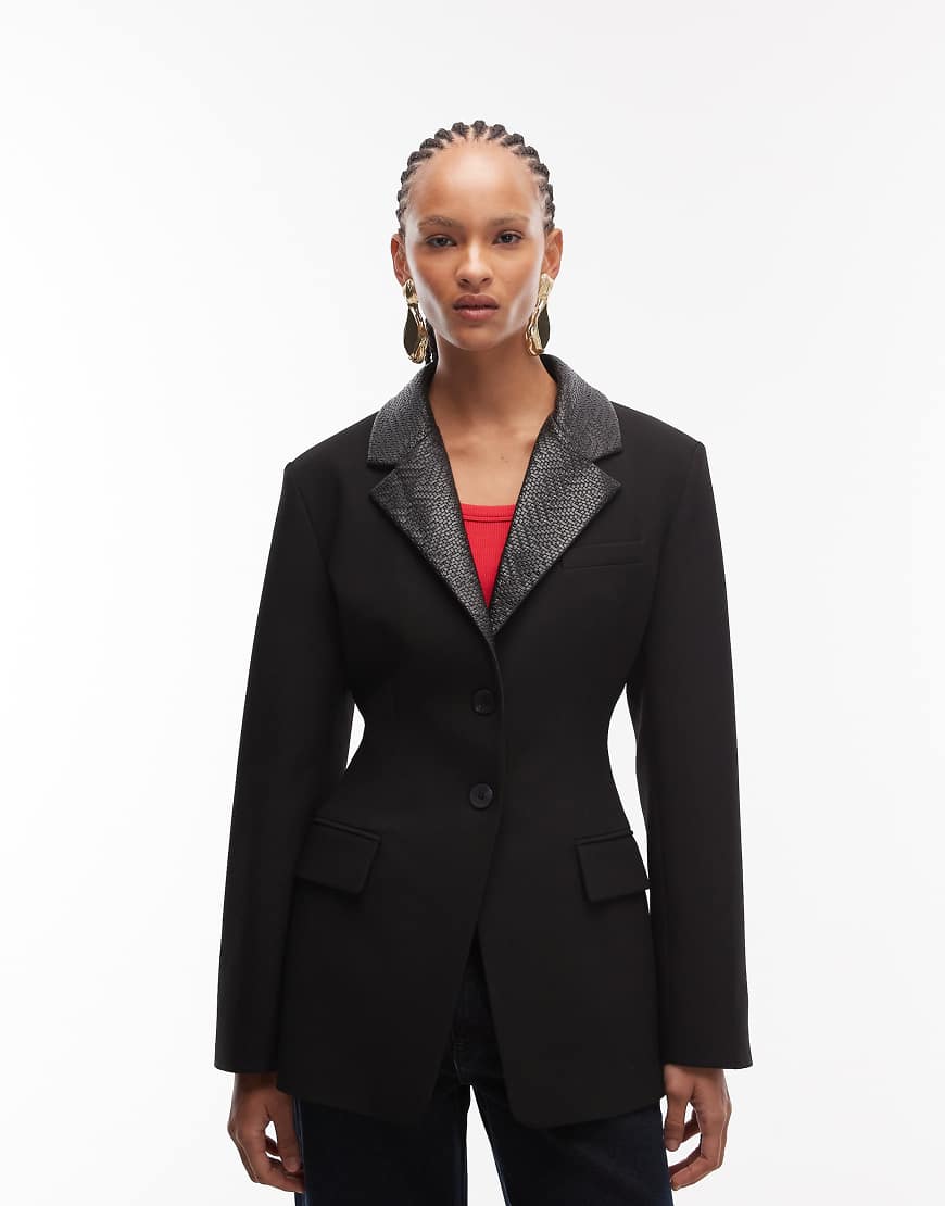 ASOS DESIGN - Taillierter Blazer in Schwarz mit Revers aus Kunstleder von ASOS DESIGN