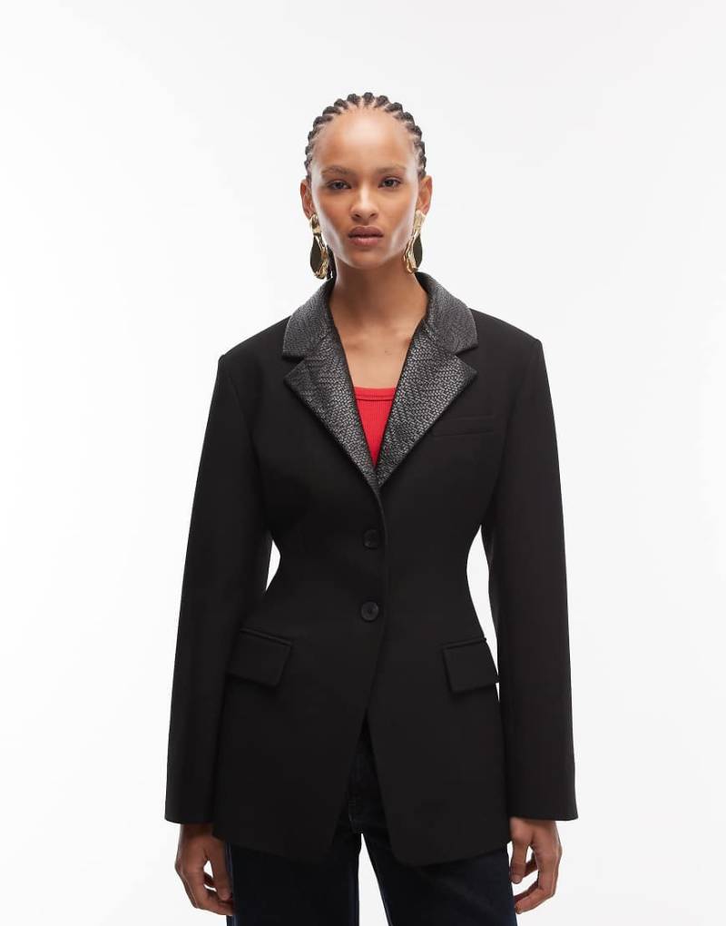 ASOS DESIGN - Taillierter Blazer in Schwarz mit Revers aus Kunstleder von ASOS DESIGN