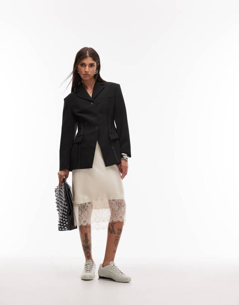 ASOS DESIGN - Taillierter Blazer in Schwarz mit sichtbaren Nähten und Schulterpolstern von ASOS DESIGN