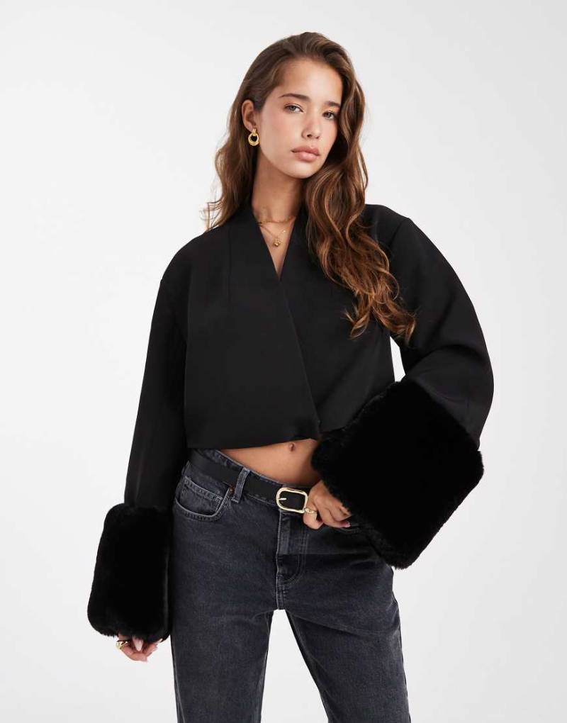 ASOS DESIGN - Taillierter Cropped-Blazer aus Kunstpelz in Schwarz mit Cocoon-Ärmeln von ASOS DESIGN