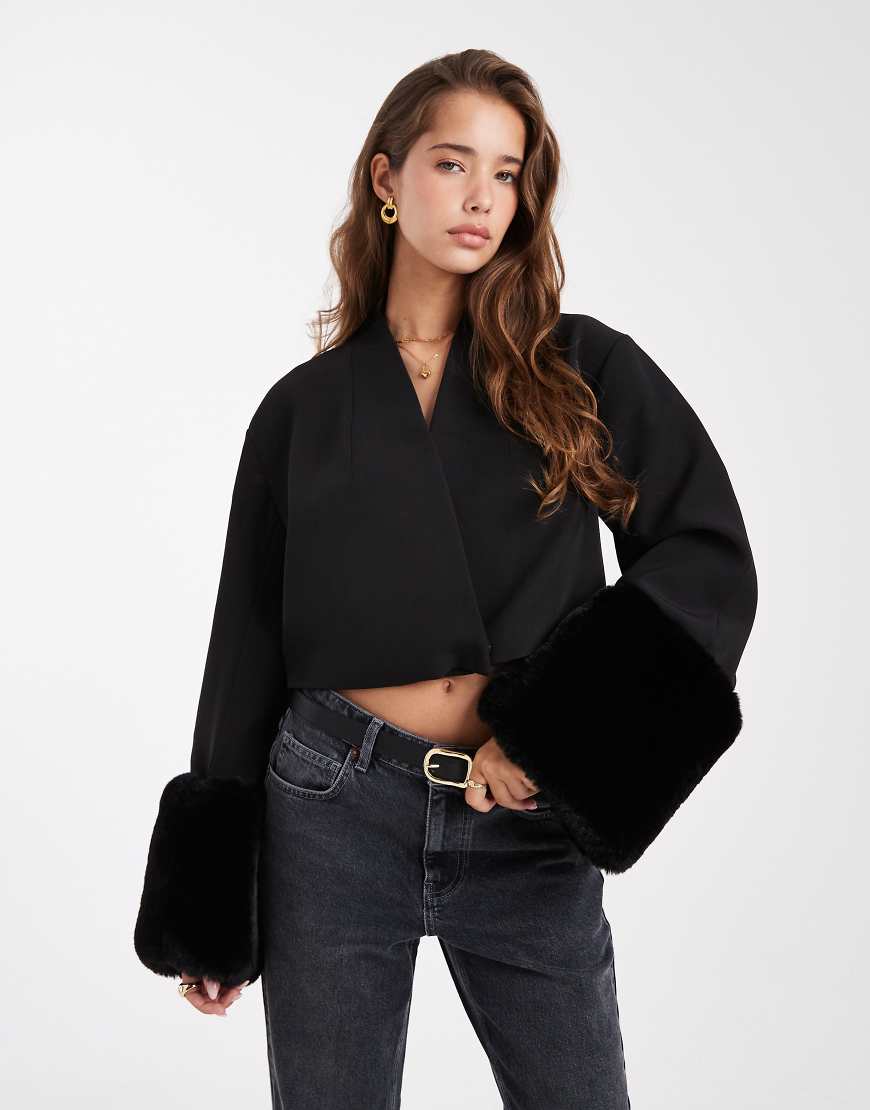 ASOS DESIGN - Taillierter Cropped-Blazer aus Kunstpelz in Schwarz mit Cocoon-Ärmeln von ASOS DESIGN