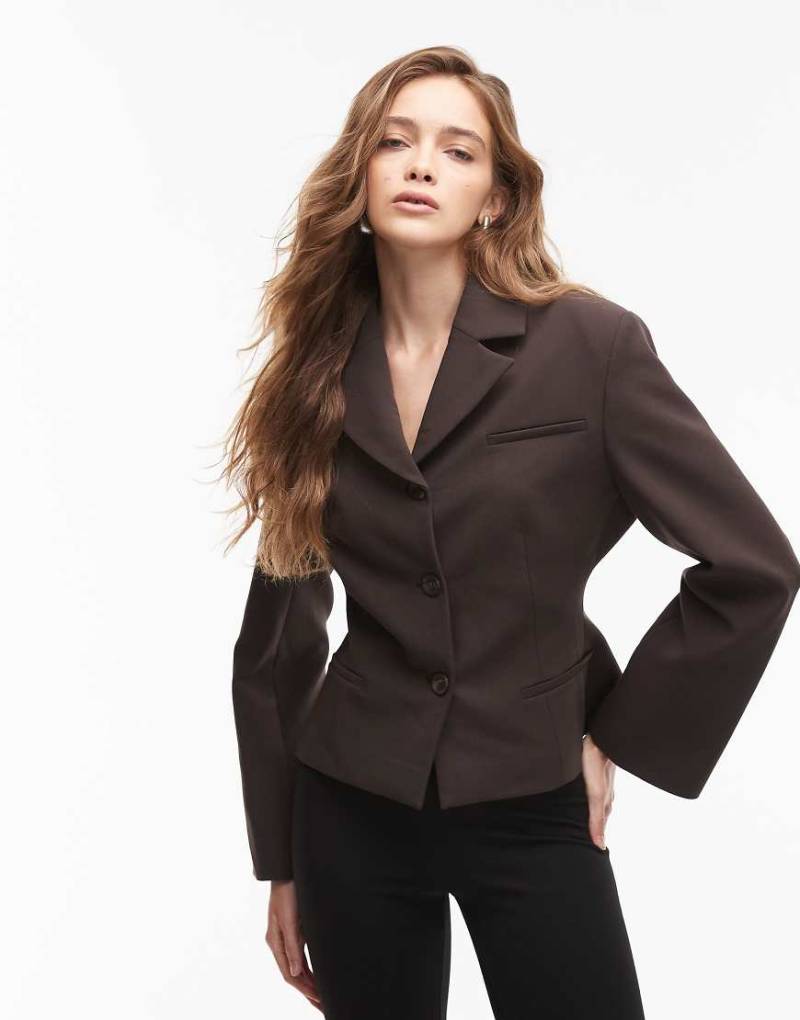 ASOS DESIGN - Taillierter High-Break-Blazer in Braun von ASOS DESIGN