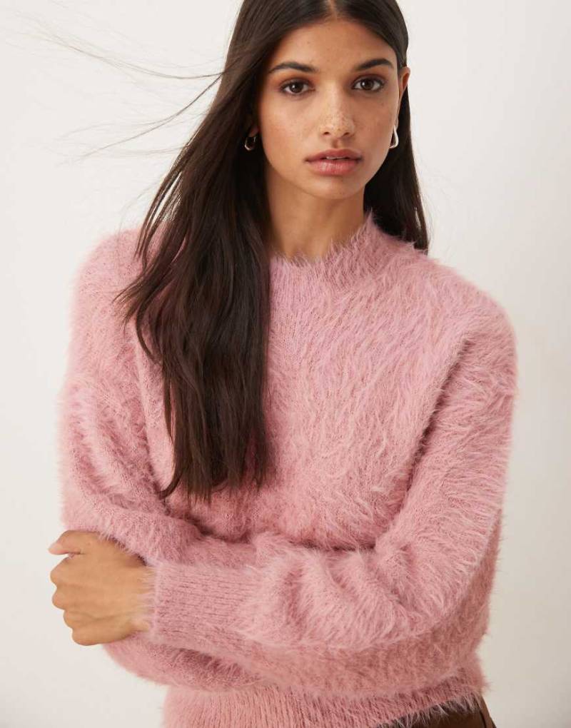ASOS DESIGN - Taillierter Pullover aus flauschigem Strick in Rosa mit Rundhalsausschnitt-Grau von ASOS DESIGN