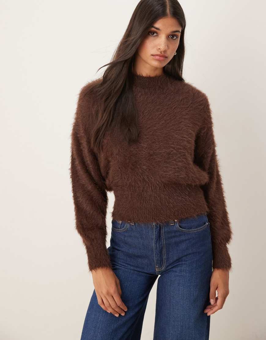 ASOS DESIGN - Taillierter Pullover aus flauschigem Strick in Schokobraun mit Rundhalsausschnitt-Brown von ASOS DESIGN