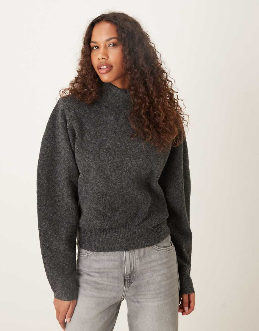 ASOS DESIGN - Taillierter Pullover in Anthrazit mit weiten Ärmeln und Schulterpolstern-Grau von ASOS DESIGN