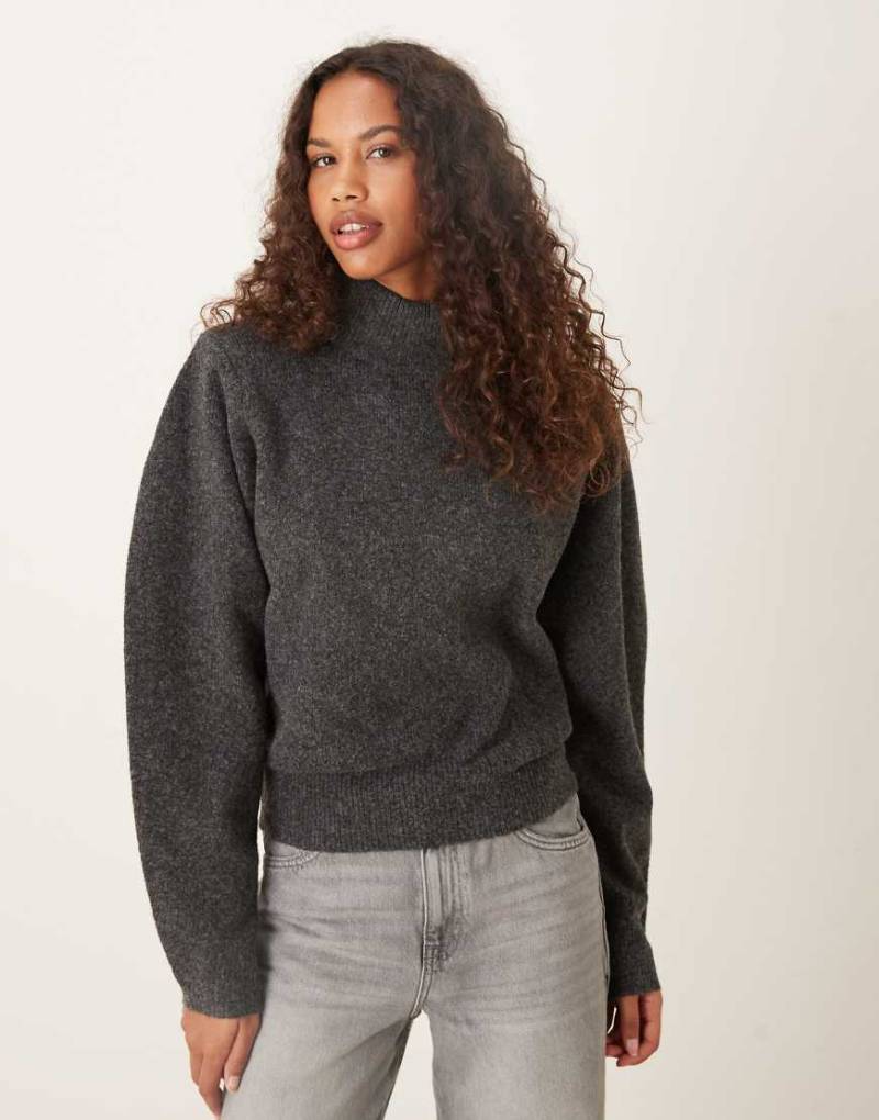 ASOS DESIGN - Taillierter Pullover in Anthrazit mit weiten Ärmeln und Schulterpolstern-Grau von ASOS DESIGN