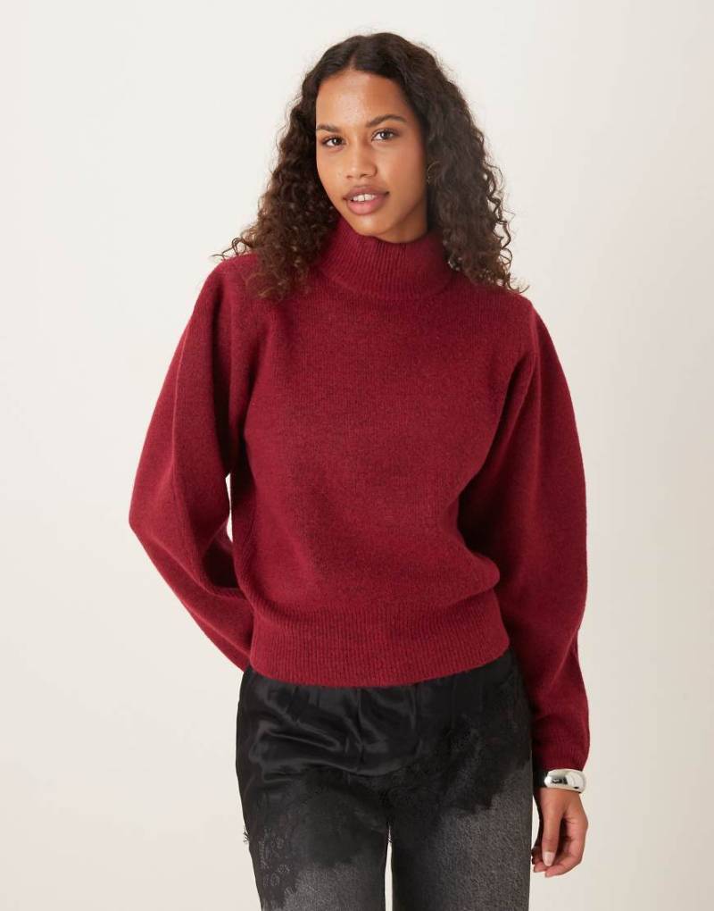 ASOS DESIGN - Taillierter Pullover in Burgunderrot mit sehr weiten Ärmeln und Schulterpolstern von ASOS DESIGN