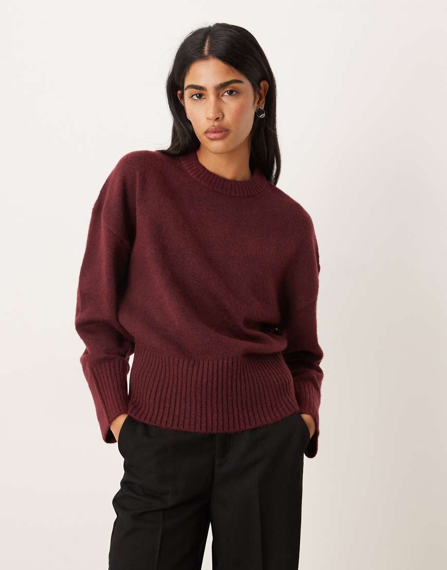 ASOS DESIGN - Taillierter Pullover in Burgunderrot mit wattiertem Ausschnitt von ASOS DESIGN