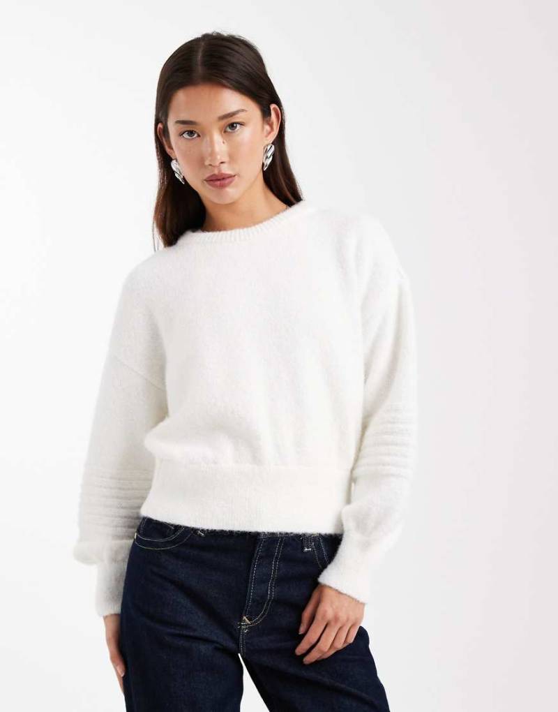 ASOS DESIGN - Taillierter Pullover in Cremeweiß mit Ziernähten von ASOS DESIGN