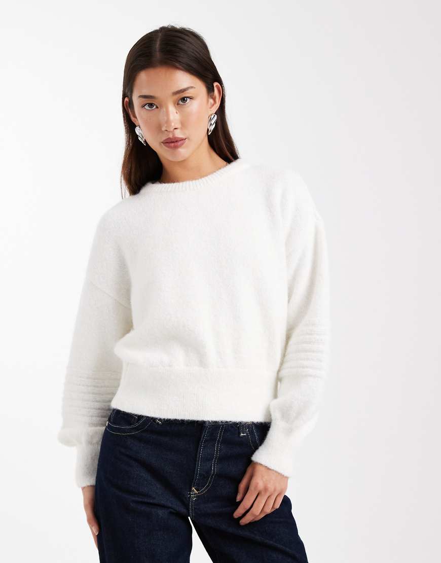 ASOS DESIGN - Taillierter Pullover in Cremeweiß mit Ziernähten von ASOS DESIGN