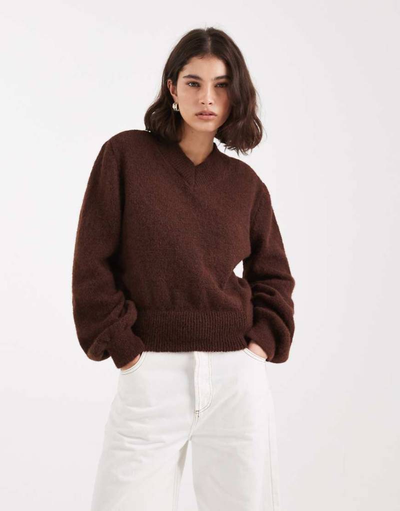 ASOS DESIGN - Taillierter Pullover in Schokobraun mit hochgeschlossenem V-Ausschnitt und Blousonärmeln-Brown von ASOS DESIGN