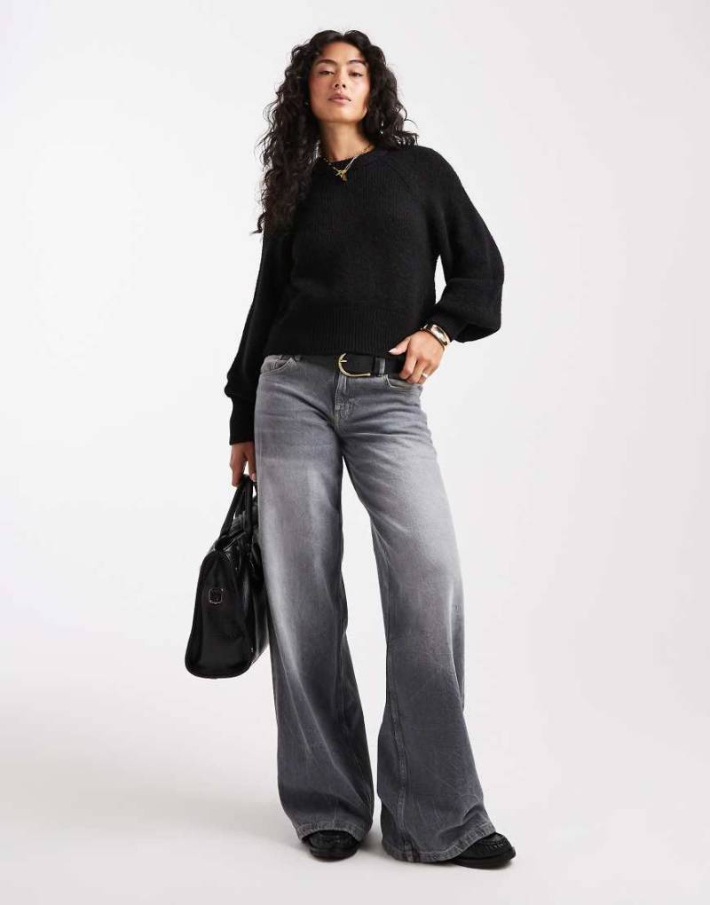 ASOS DESIGN - Taillierter Pullover in Schwarz mit Blouson-Ärmeln von ASOS DESIGN