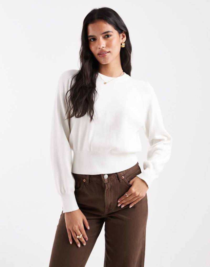 ASOS DESIGN - Taillierter Strickpullover in Creme mit Rundhalsausschnitt-Weiß von ASOS DESIGN