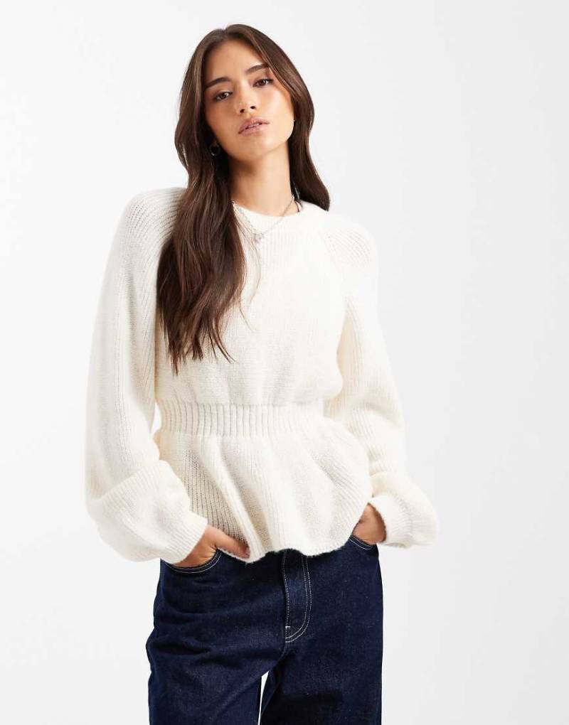 ASOS DESIGN - Taillierter Strickpullover in Ecru mit Schößchen-Weiß von ASOS DESIGN