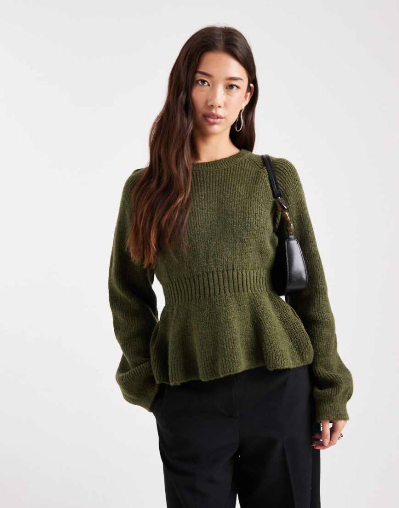 ASOS DESIGN - Taillierter Strickpullover in Khaki mit Schößchensaum-Grün von ASOS DESIGN