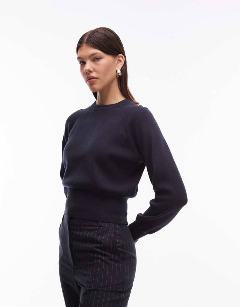 ASOS DESIGN - Taillierter Strickpullover in Marineblau mit Rundhalsausschnitt von ASOS DESIGN