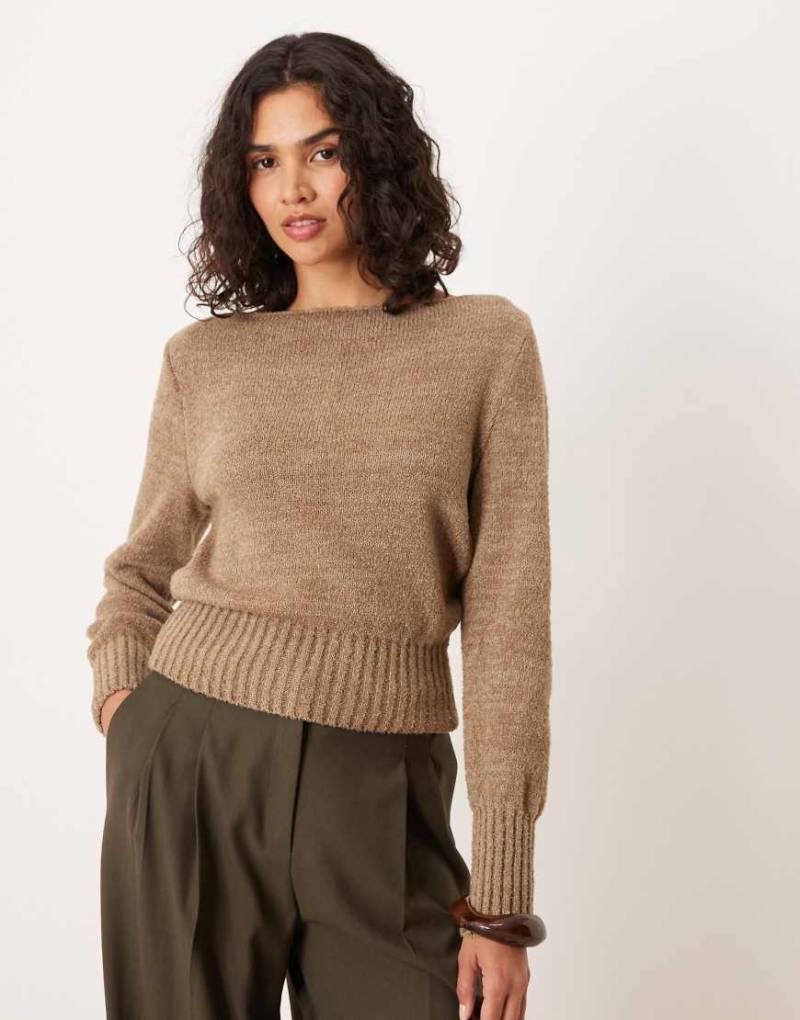 ASOS DESIGN - Taillierter Strickpullover in Mokkabraun mit U-Boot-Ausschnitt von ASOS DESIGN