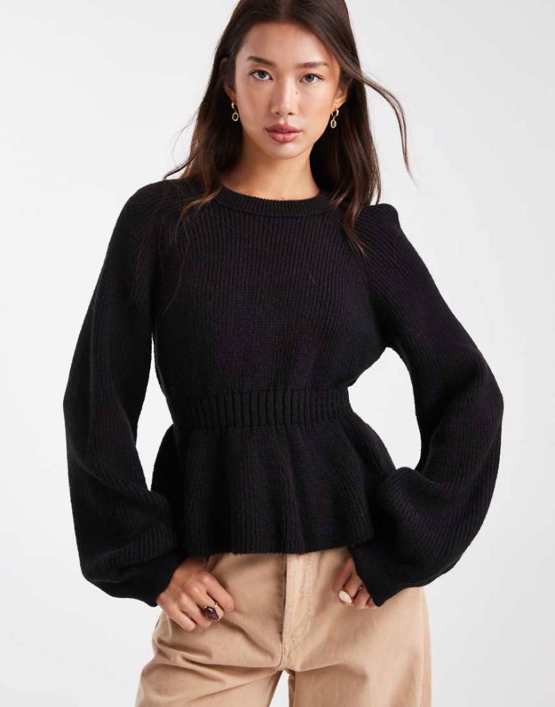 ASOS DESIGN - Taillierter Strickpullover in Schwarz mit Schößchen von ASOS DESIGN