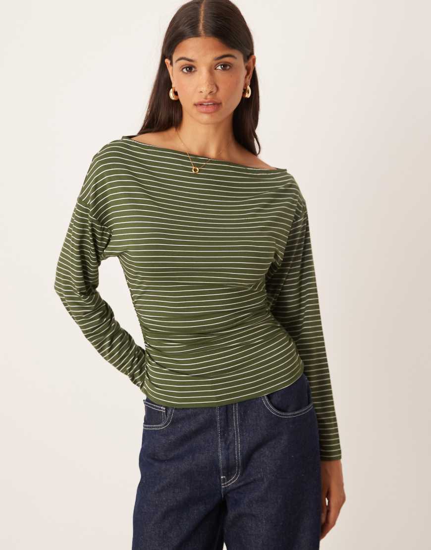 ASOS DESIGN - Tailliertes, asymmetrisches Langarmshirt in gestreiftem Olivgrün von ASOS DESIGN
