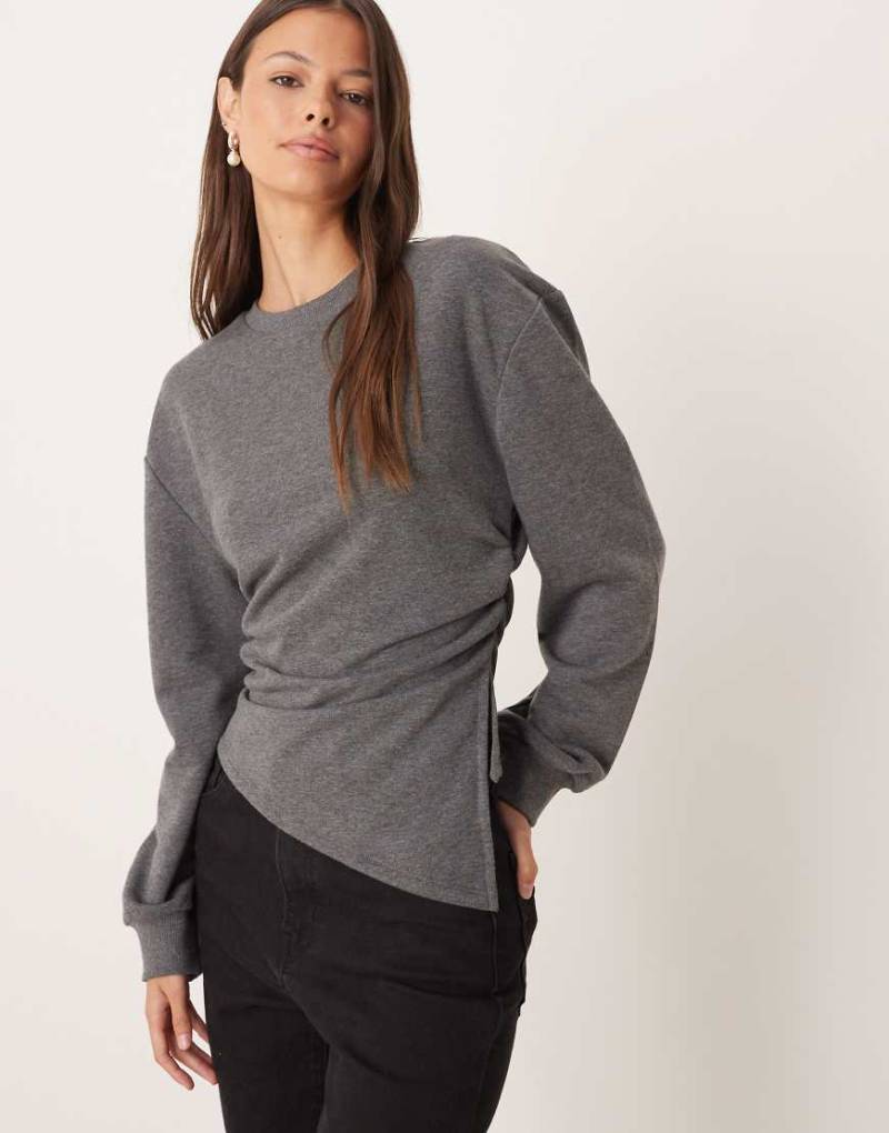 ASOS DESIGN - Tailliertes, asymmetrisches Sweatshirt in Anthrazit-Grau von ASOS DESIGN