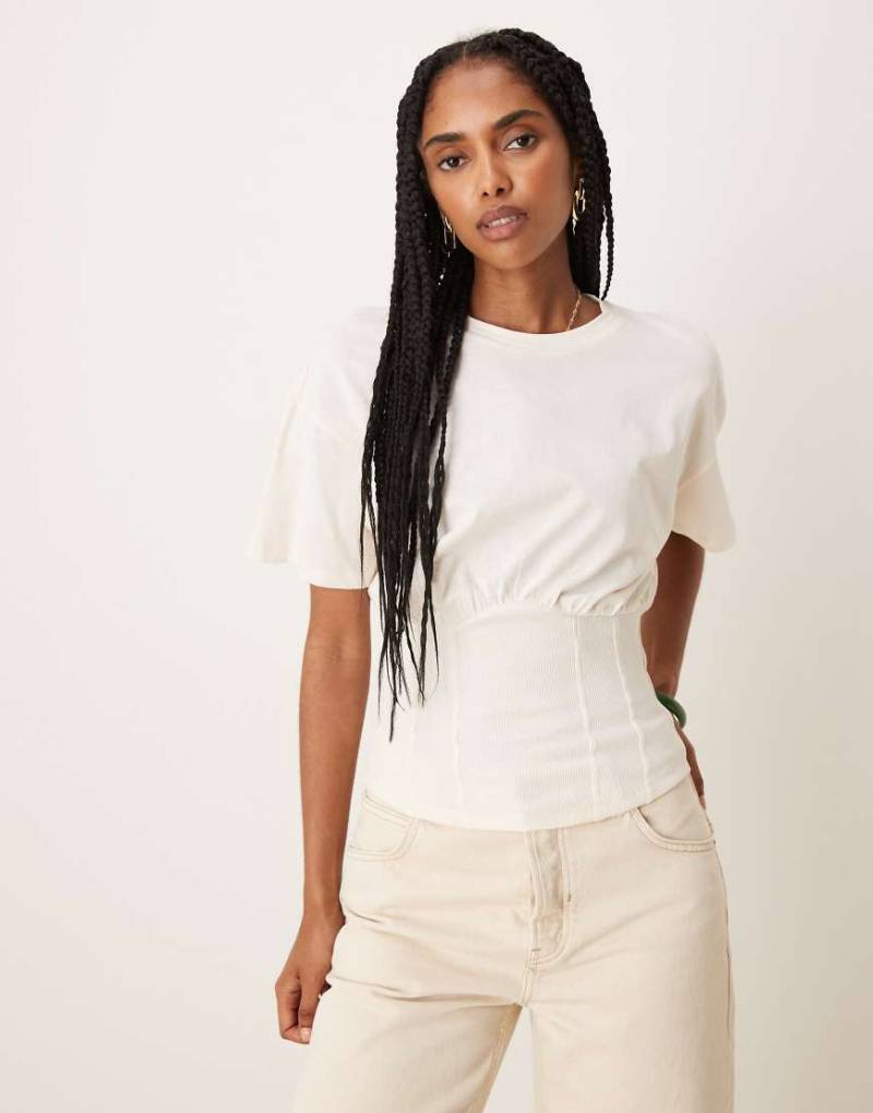 ASOS DESIGN - Tailliertes, gerafftes Oberteil in Elfenbeinweiß von ASOS DESIGN