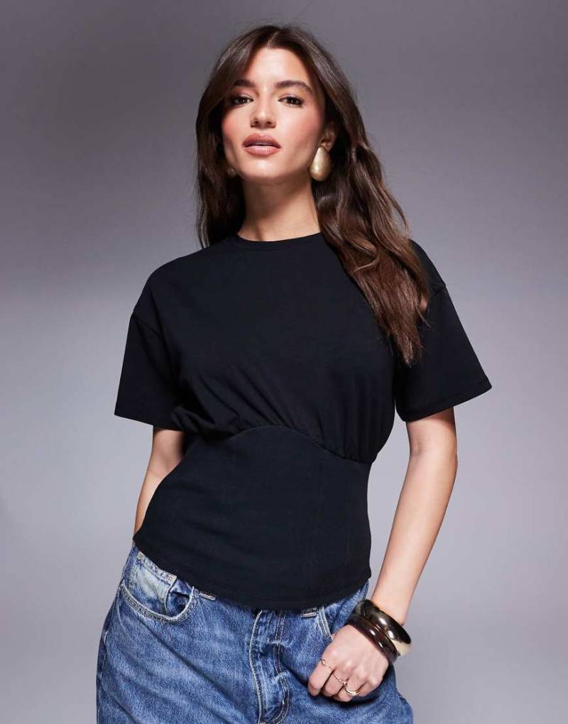 ASOS DESIGN - T-Shirt in Schwarz mit geraffter Taille und Raffung von ASOS DESIGN
