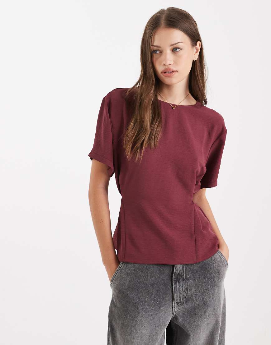 ASOS DESIGN - Tailliertes, gewebtes T-Shirt in Maulbeere mit Bindedetail hinten-Rot von ASOS DESIGN