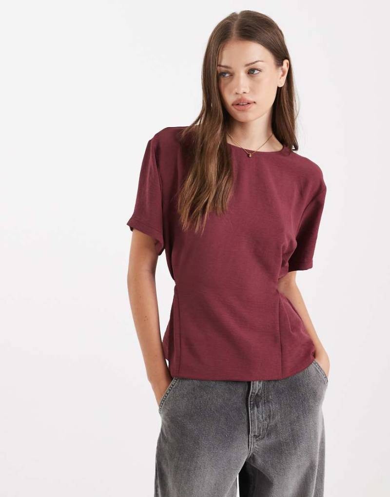 ASOS DESIGN - Tailliertes, gewebtes T-Shirt in Maulbeere mit Bindedetail hinten-Rot von ASOS DESIGN