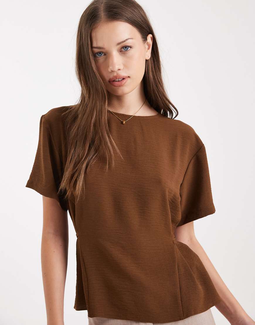 ASOS DESIGN - Tailliertes, gewebtes T-Shirt in Schokobraun mit Bindedetail hinten-Brown von ASOS DESIGN