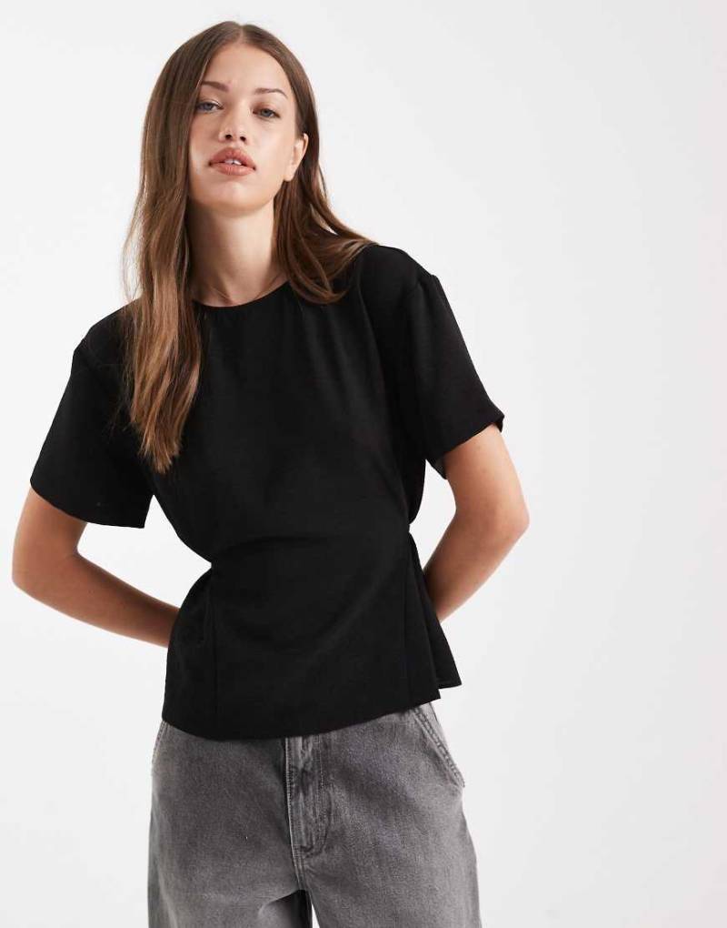 ASOS DESIGN - Tailliertes, gewebtes T-Shirt in Schwarz mit Bindedetail hinten von ASOS DESIGN