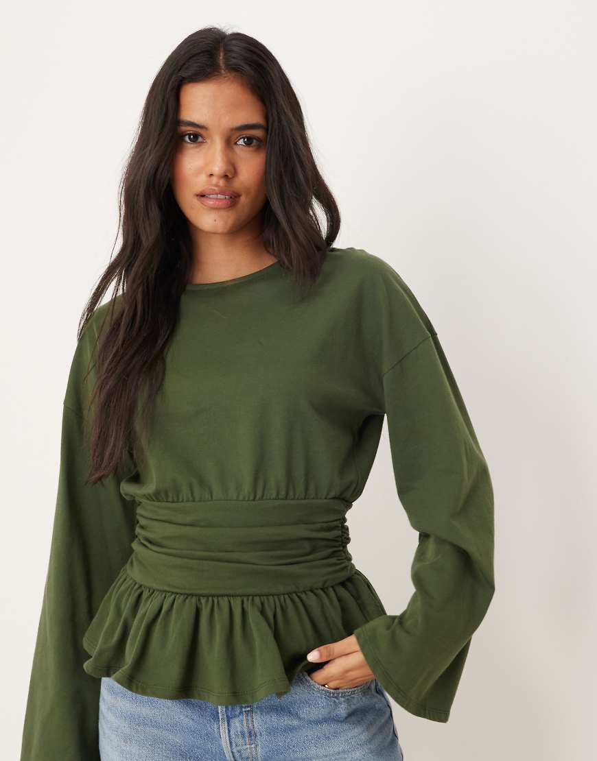 ASOS DESIGN - Tailliertes, langärmliges Oversize-T-Shirt in Khaki mit Schößchensaum-Grün von ASOS DESIGN