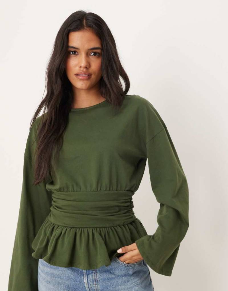 ASOS DESIGN - Tailliertes, langärmliges Oversize-T-Shirt in Khaki mit Schößchensaum-Grün von ASOS DESIGN