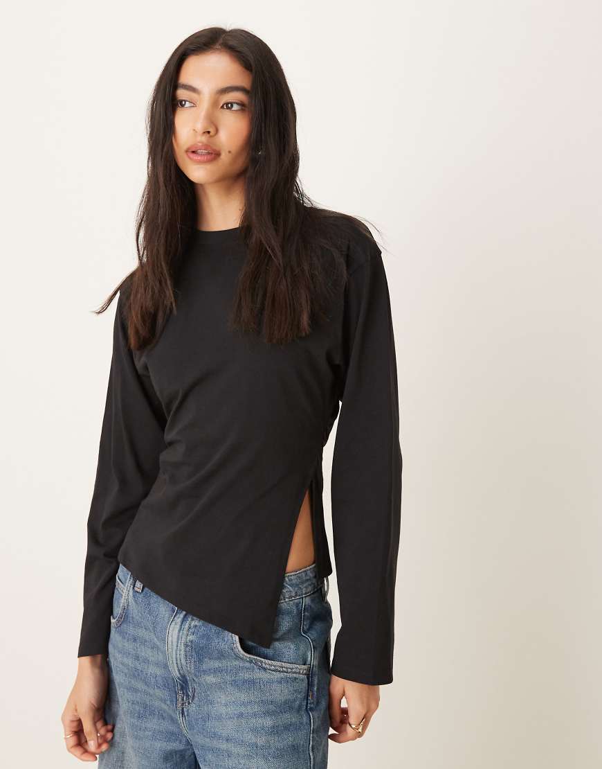 ASOS DESIGN - Tailliertes, langärmliges Shirt in Schwarz mit asymmetrischem Saum von ASOS DESIGN