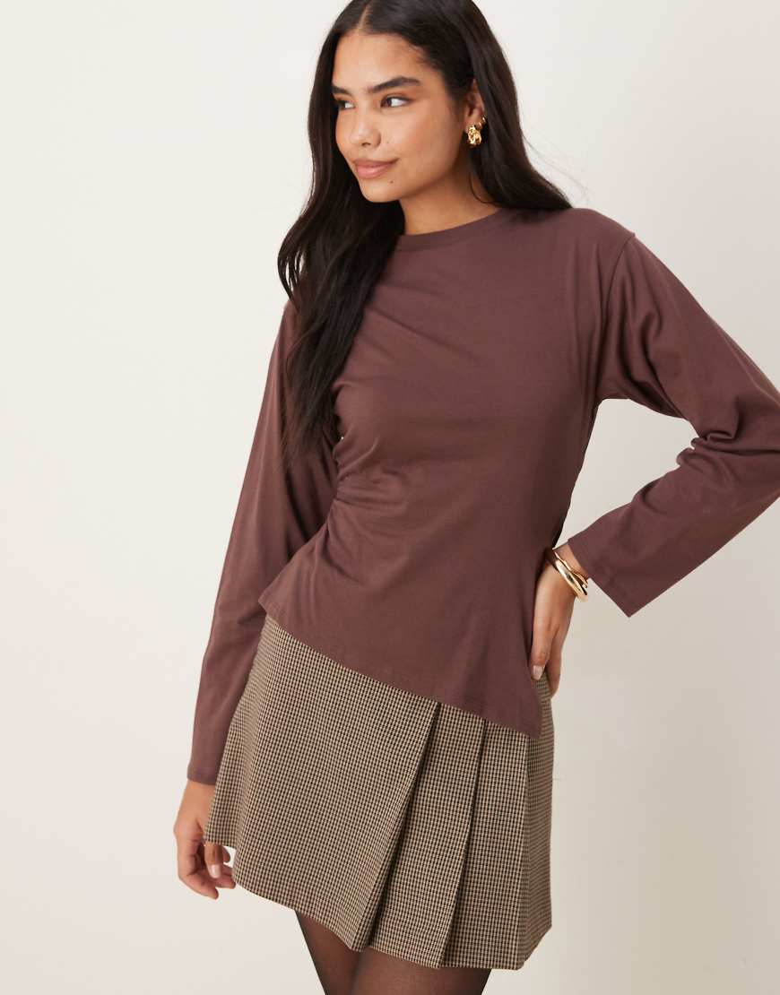 ASOS DESIGN - Tailliertes, langärmliges T-Shirt in Braun mit asymmetrischem Saum-Brown von ASOS DESIGN