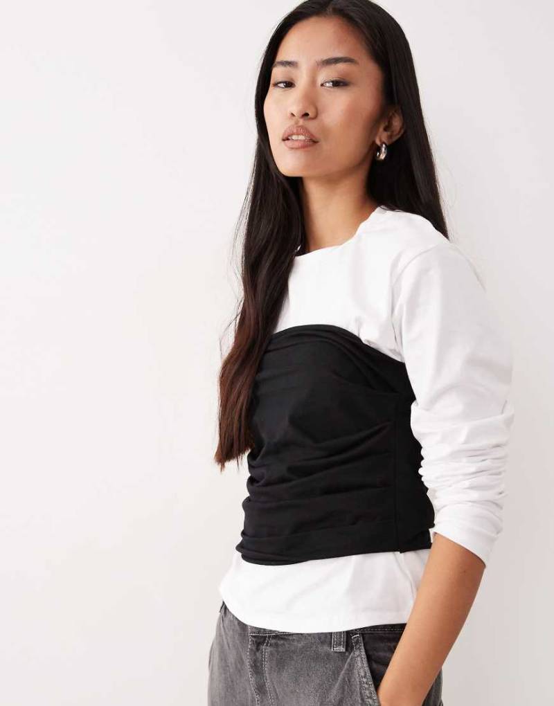 ASOS DESIGN - Tailliertes, langärmliges T-Shirt in Weiß mit Taillenbanddetail in Schwarz-Bunt von ASOS DESIGN