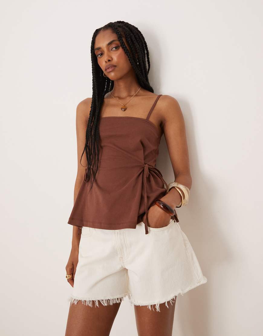 ASOS DESIGN - Tailliertes Camisole-Top in Braun mit seitlicher Schnürung-Rot von ASOS DESIGN