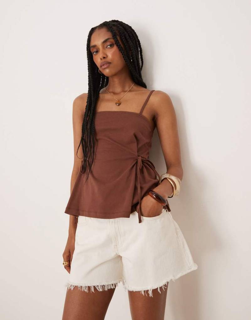 ASOS DESIGN - Tailliertes Camisole-Top in Braun mit seitlicher Schnürung-Rot von ASOS DESIGN