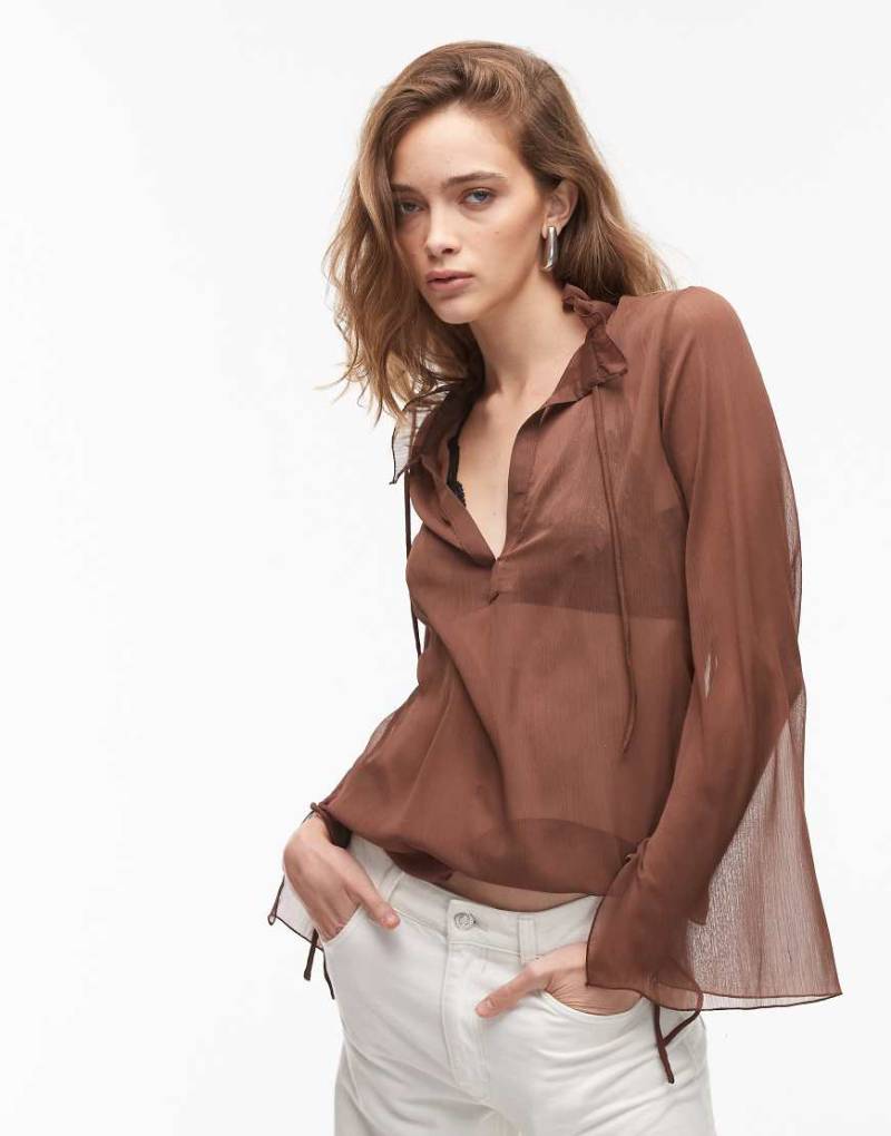 ASOS DESIGN - Tailliertes Chiffon-Hemd in Schokobraun mit Knitterstruktur von ASOS DESIGN