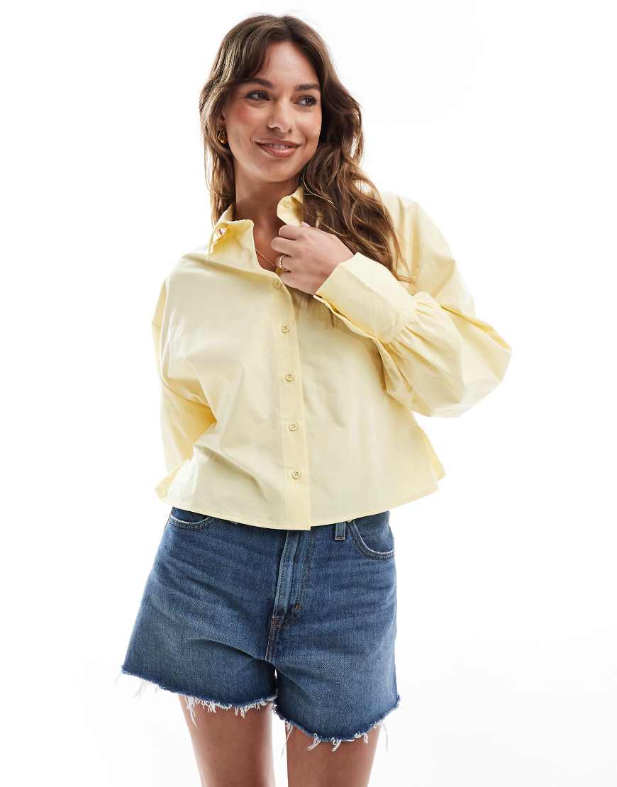 ASOS DESIGN - Tailliertes Cropped Fit Popeline-Hemd in Buttermilchgelb ASOS DESIGN - Tailliertes Cropped Fit Popeline-Hemd in Buttermilchgelb von ASOS DESIGN