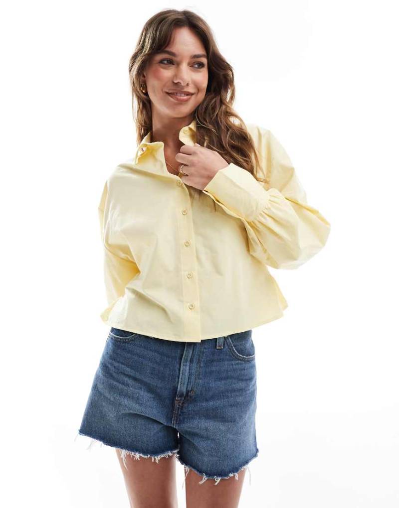 ASOS DESIGN - Tailliertes Cropped Fit Popeline-Hemd in Buttermilchgelb von ASOS DESIGN
