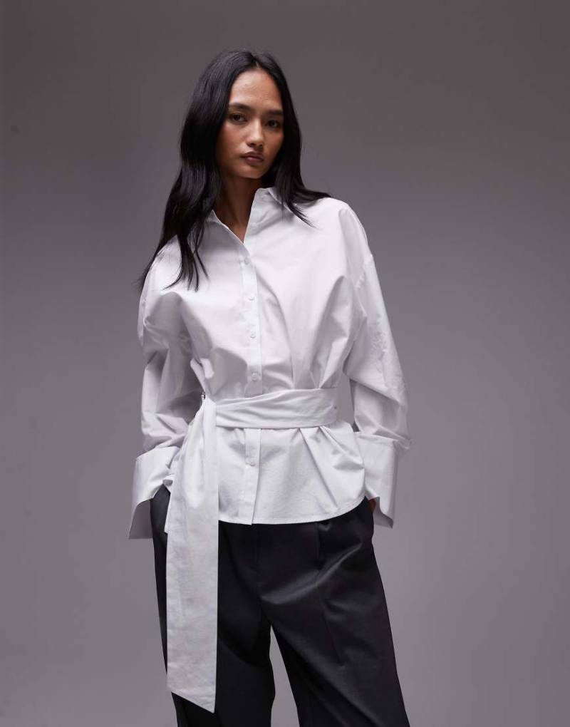 ASOS DESIGN - Tailliertes Hemd aus Popeline in Weiß mit Gürtel von ASOS DESIGN