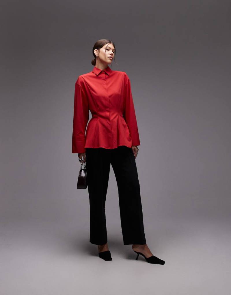 ASOS DESIGN - Tailliertes Hemd in Rot mit betonter Schulterpartie von ASOS DESIGN