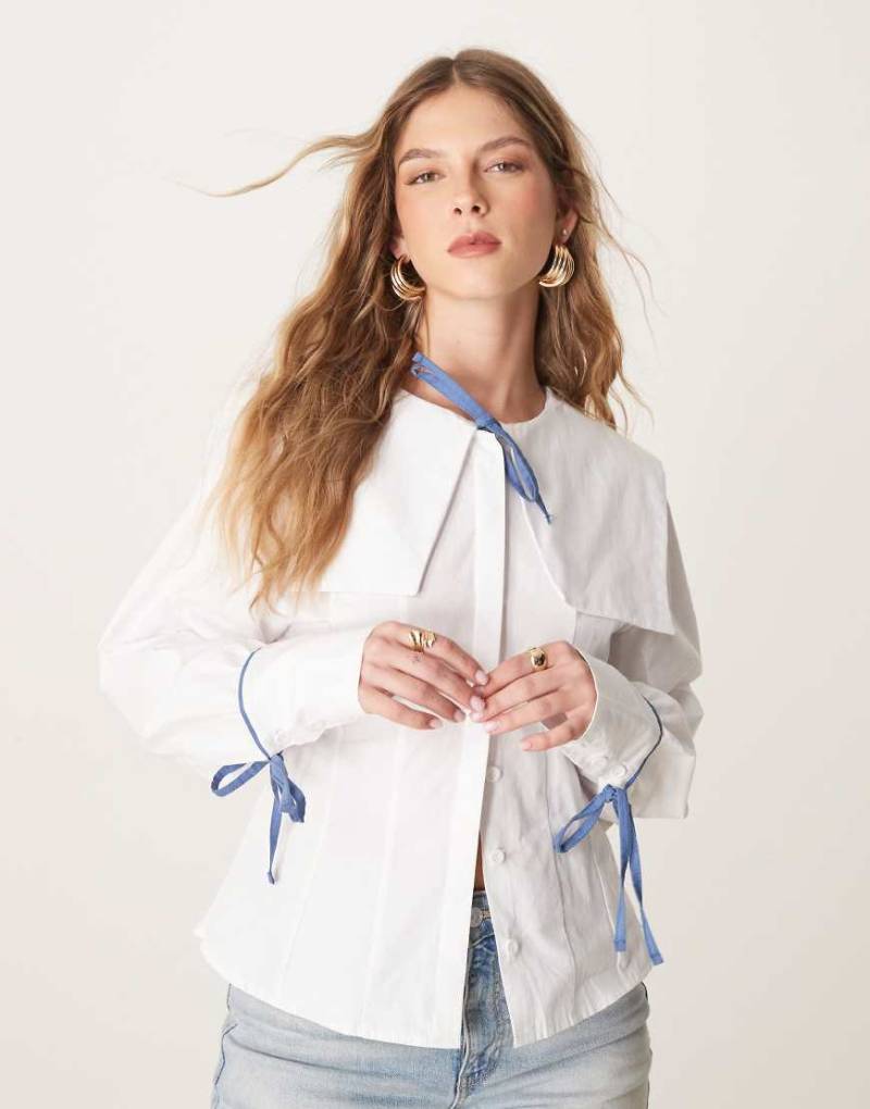 ASOS DESIGN - Tailliertes Hemdbluse aus Popeline in Weiß mit Matrosenkragen und Schleifendetails von ASOS DESIGN
