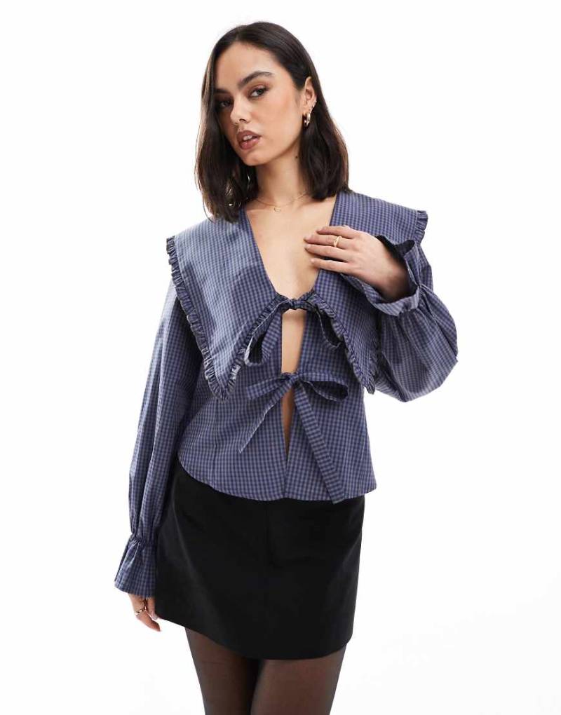 ASOS DESIGN - Tailliertes Hemdbluse in Braun kariert mit Oversize-Kragen-Bunt von ASOS DESIGN
