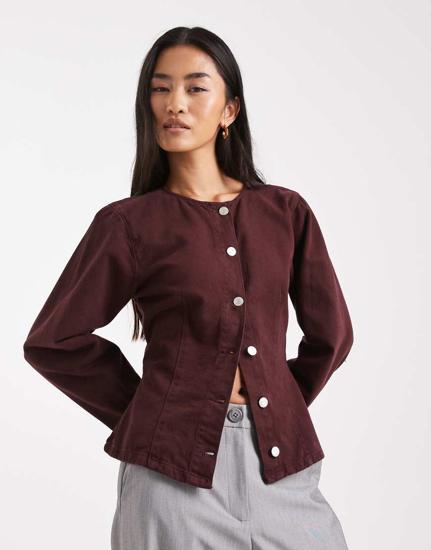 ASOS DESIGN - Tailliertes Jeanshemd in Pflaume-Lila von ASOS DESIGN